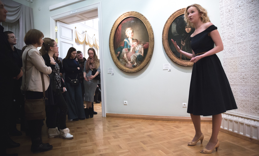 Мария Новикова ведёт экскурсию на «Ночи искусств» в усадебном доме Плотниковой.